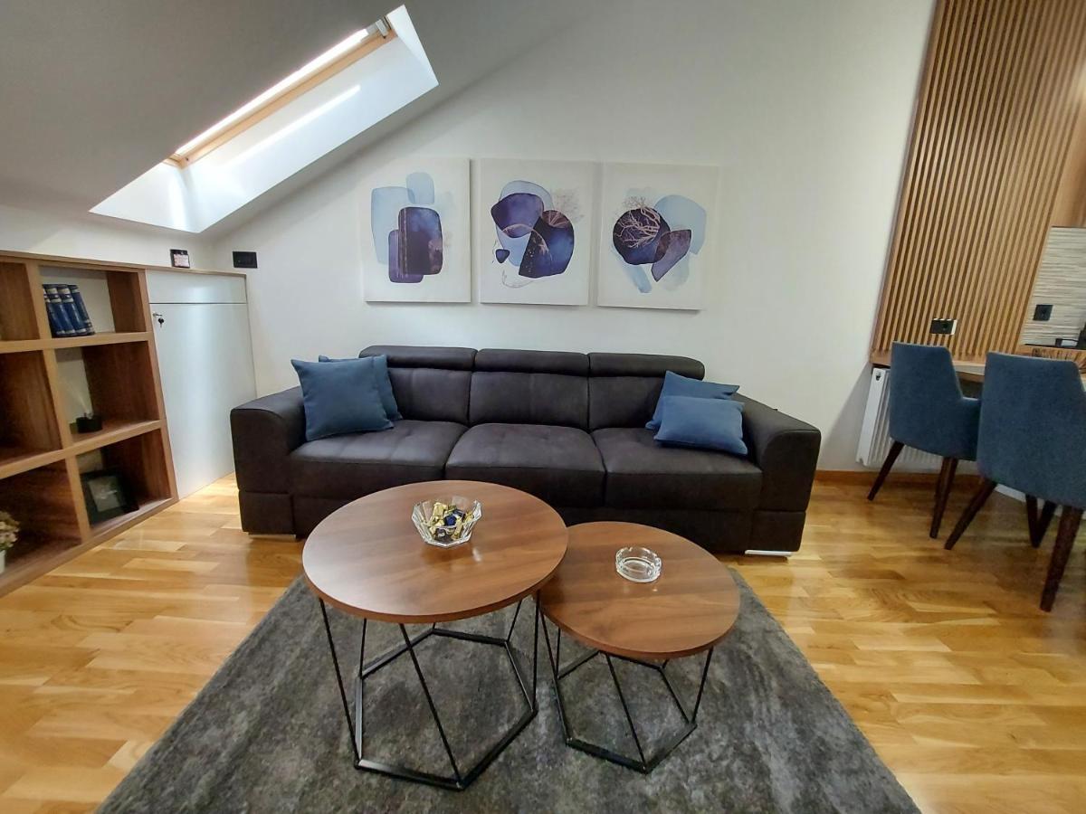 Tri S Lux Apartment *